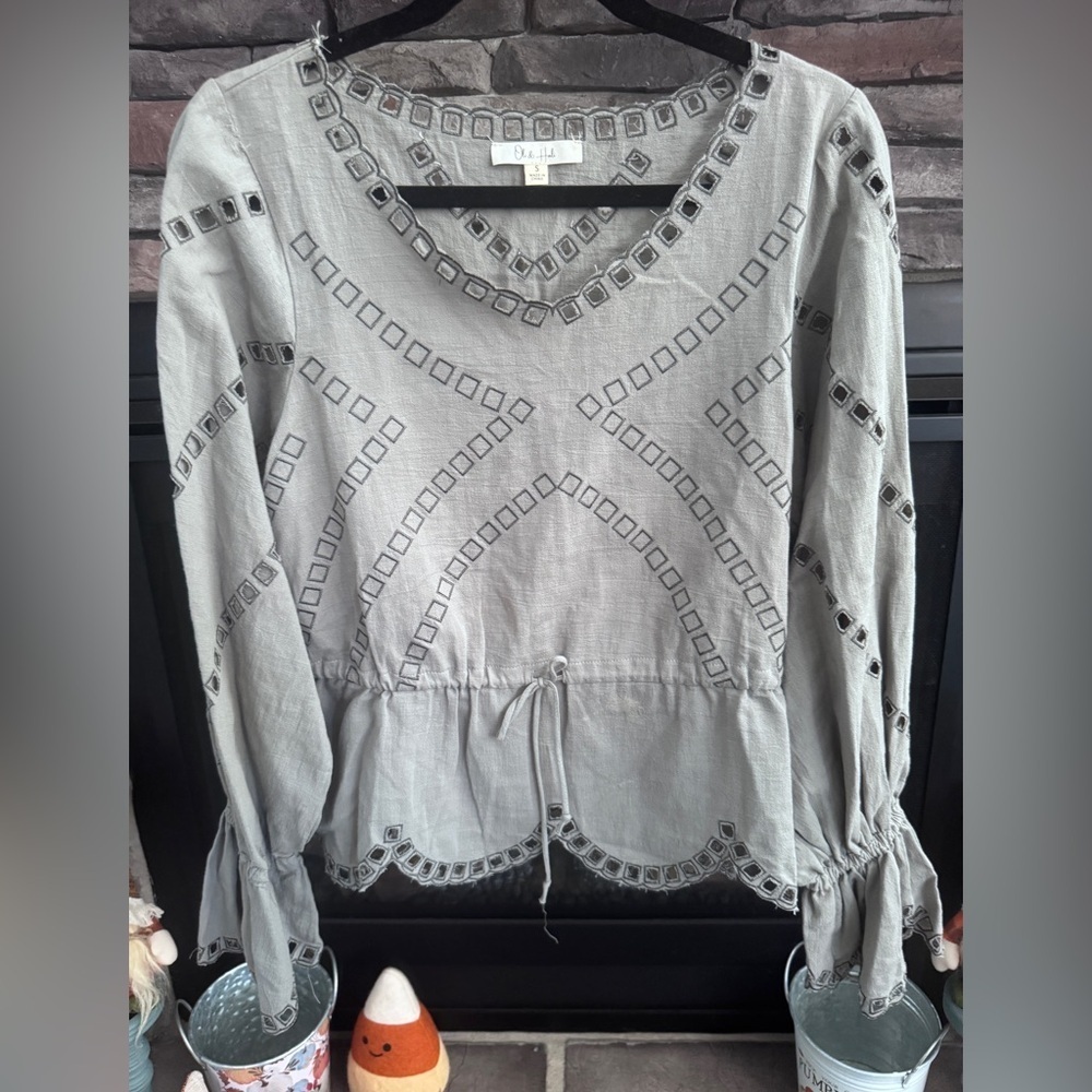 NWOT Oli & Hali Gray Geometric Blouse Size Small